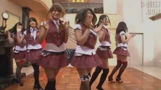 японские студентки танцуют без трусов 